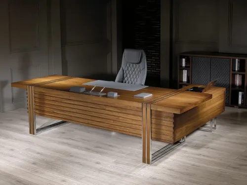 Etajerli ceviz yönetici masası, metal ayak çizgileri ve geniş çalışma yüzeyiyle LOFT vip makam takımı dengeli bir prestij sunar.