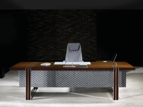 Gri kapitone deri panel, ceviz masa yüzeyi, metal ayak çizgileri ve yönetici koltuğu ile LOFT makam takımı güçlü bir ofis kimliği kurar.
