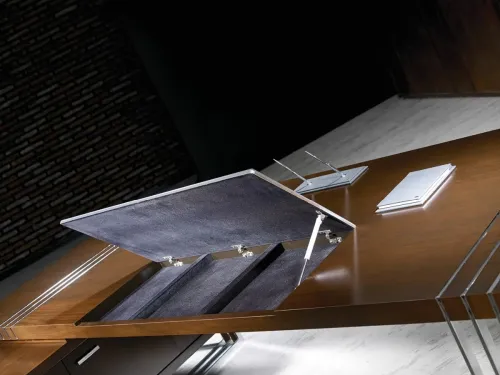 LOFT makam masasındaki gizli sümen bölmesi, ceviz yüzey üzerinde fonksiyon ve prestiji birleştiren özel bir yönetici masası detayı sunar.