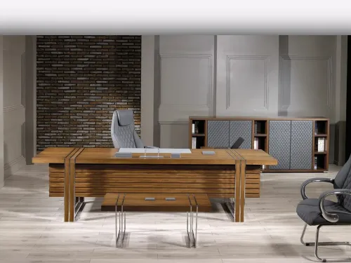 Ceviz masa, gri kapitone dolap, makam sehpası ve yönetici misafir koltuğu LOFT’un modern ofis takımı bütünlüğünü öne çıkarır.