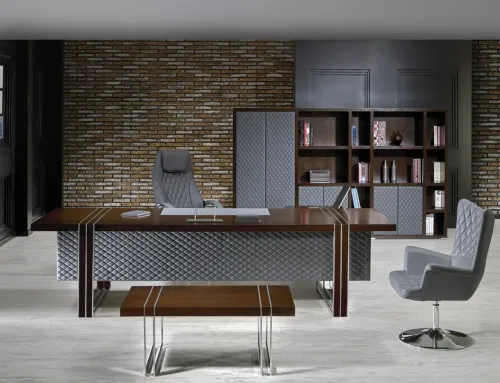 Kapitone panel detaylı ceviz masa, krom ayak, sehpa, dolap ve makam bekleme koltuğu ile LOFT güçlü bir yönetici ofisi atmosferi yaratır.