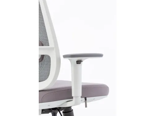 LOOP çalışma koltuğu, yakın planda görülen kolçak, oturum minderi ve ayar detayıyla günlük kullanıma uygun ergonomik bir yapı sergiler.