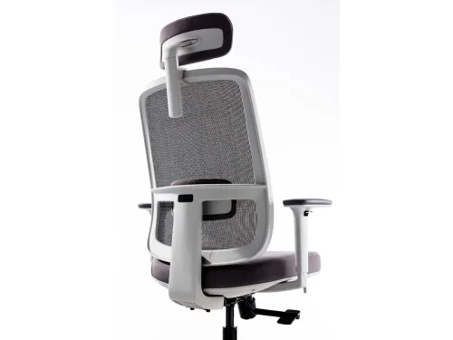 LOOP ergonomik ofis koltuğu, başlık ve fileli sırt detayında görülen açık gövde diliyle bedeni destekleyen hafif ve modern bir karakter taşır.
