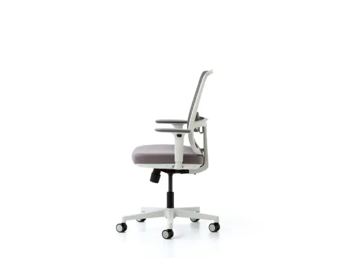 LOOP personel ofis koltuğu, yandan görülen ince sırt formu ve açık renk taşıyıcı yapısıyla uzun süreli kullanıma uygun sakin bir ergonomi sunar.