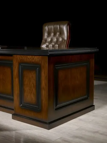Panel yüzeyli ceviz gövde, siyah çerçeve detayları ve kapitone yönetici koltuğu MAJESTIC’in prestijli ofis duruşunu güçlendirir.