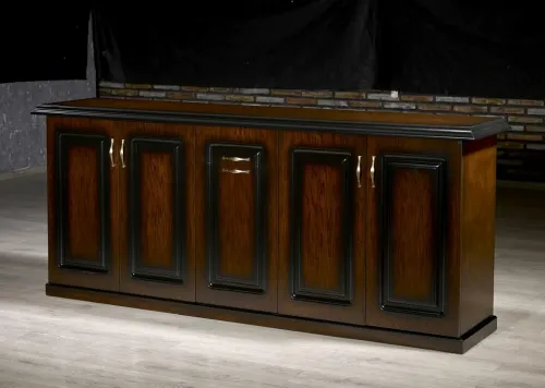 Ceviz panel kapaklar, siyah klasik çerçeve detayları ve geniş depolama alanı MAJESTIC konsolun makam odası bütünlüğünü tamamlar.