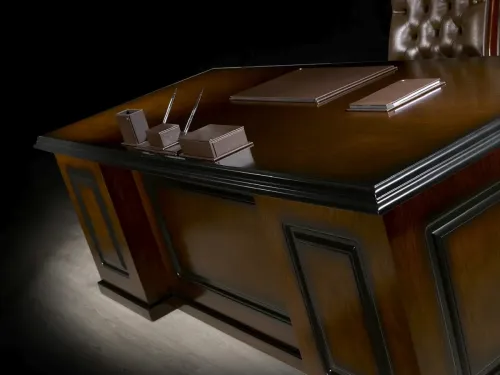 Koyu ceviz masa yüzeyi, Amerikan panel çerçeveler ve deri masa aksesuarları MAJESTIC’in klasik modern yönetici masası karakterini gösterir.