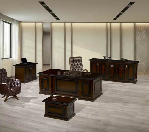 Ceviz panel masa, konsol, sehpa, etajer ve makam bekleme koltuğu ile MAJESTIC klasik prestiji modern ofis düzenine taşır.