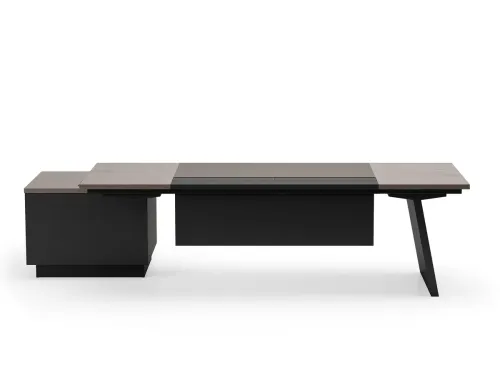 MAKI yönetici masası, etajer bağlantısı, deri orta yüzeyi ve açılı metal ayak tasarımıyla ergonomik yönetici çalışma alanı kurar.