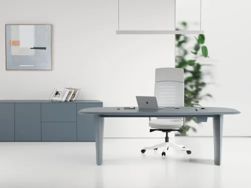 MOON premium lake yönetici takımı, masa, konsol ve çalışma koltuğuyla sade ve düzenli çalışma alanı mobilyası arayan ofisler için bütünlüklü bir kompozisyon sunar.