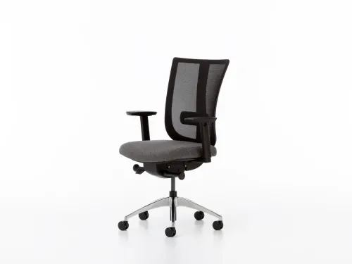 MOVE ergonomik ofis sandalyesi, gri kumaş oturumu, fileli sırtı ve ayarlanabilir destekleriyle gün boyu hareketle uyumlanan bir çalışma deneyimi sağlar.