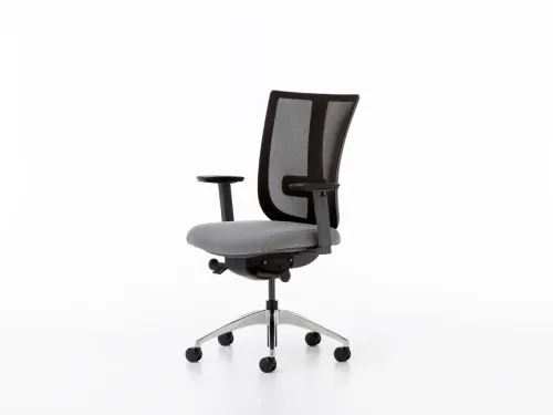 MOVE modern çalışma koltuğu, file sırtlı yapısı, gri kumaş oturumu ve ergonomik formuyla yoğun iş günlerine akışkan destek kazandırır.