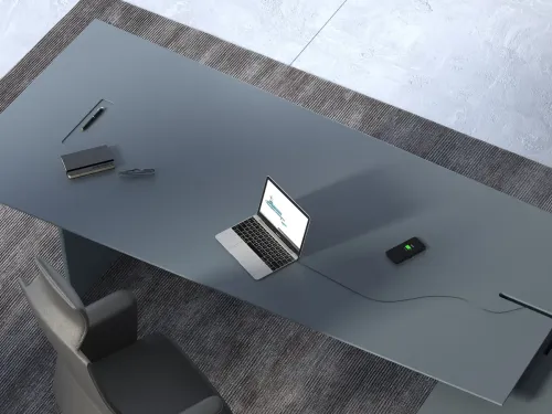 NEXUS kablosuz şarjlı yönetici masası, gizli elektrik alanı ve kablo geçişiyle teknolojik kullanımı masa yüzeyine temiz biçimde entegre eder.