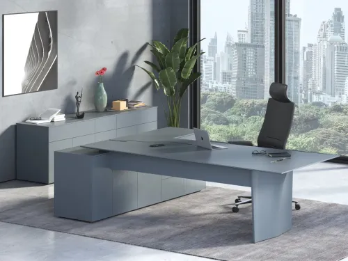 NEXUS mavi lake yönetici masası, konsol, etajer ve geniş çalışma yüzeyiyle çağdaş liderlik için dengeli ve prestijli bir ofis düzeni sunar.