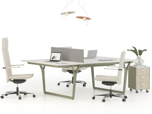 NOTE dörtlü workstation, beyaz tabla, gri ara panel ve metal ayaklı yapısıyla modern ofislerde ekip çalışmasını daha düzenli bir zemine taşır.
