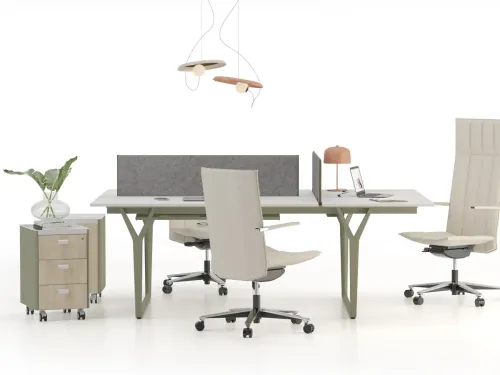 NOTE ofis masası, dörtlü workstation kurgusu, gri akustik paneli ve mobil depolama üniteleriyle modern personel çalışma alanlarını düzenler.