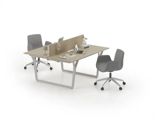 NOTE ikili workstation masa, açık ahşap tonlu yüzeyi ve kum tonlu panel bölücüleriyle sade, sıcak ve düzenli bir personel masası çözümü sunar.