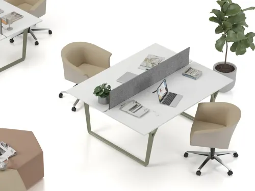 NOTE ikili workstation masa, beyaz yüzeyi, gri akustik paneli ve yeşil tonlu metal ayak yapısıyla açık ofislerde kişisel alan hissini güçlendirir.