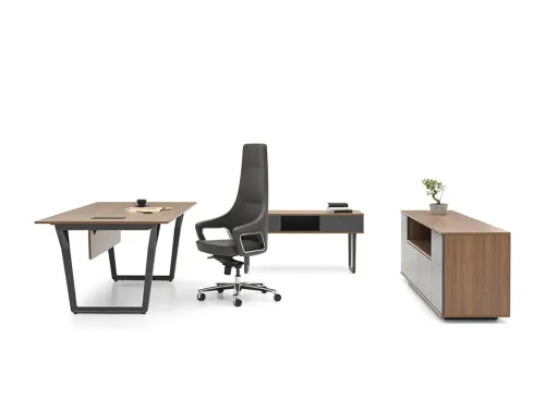 NOTE yönetici odası takımı, masa, yönetici koltuğu, konsol ve tamamlayıcı depolama modülleriyle bütünlüklü bir ofis atmosferi sunar.
