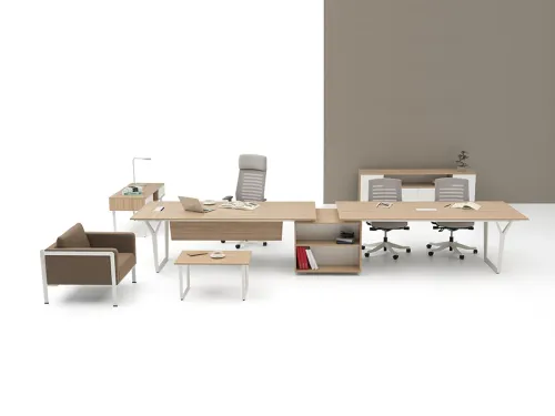 NOTE yönetici takımı, meeting table seçenekli geniş kurgusu, etajer, sehpa ve çalışma üniteleriyle ekip iletişimine açık bir ofis düzeni kurar.