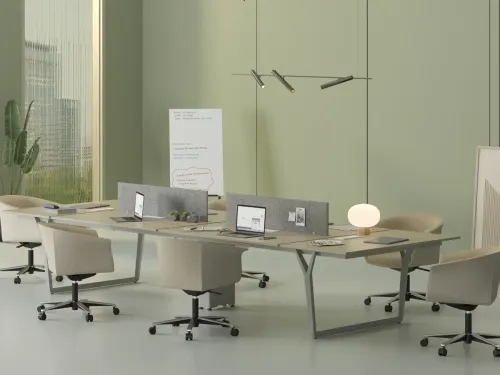 NOTE ofis çalışma masası, açık ahşap tonlu yüzeyi ve gri ara panelleriyle ekip çalışması için dengeli bir dörtlü workstation masa atmosferi kurar.