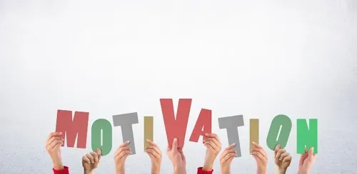 Ofiste verimlilik, motivasyon ve odaklanmayı artırmak için ergonomi, çalışma alanı düzeni, mola ritmi ve ofis tasarımı önerileri.