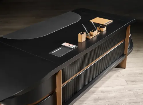 OPAL VIP siyah masa, dikey panel detaylı ofis masası ve modern mimari liderlik masası opal ile çizgisel ritim ve lüks detayları bir araya getirir.