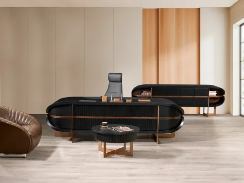 OPAL VIP siyah masa, oval formda modern liderlik masası ve kesintisiz çizgili ceviz yönetici masası ile setin mimari bütünlüğünü vurgular.