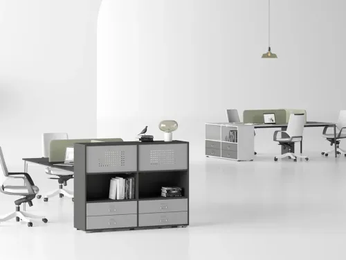 OPERA ofis masası, antrasit gövde ve gri depolama modülleriyle çalışma alanında düzen, saklama kapasitesi ve modern bir kurumsal görünüm sağlar.