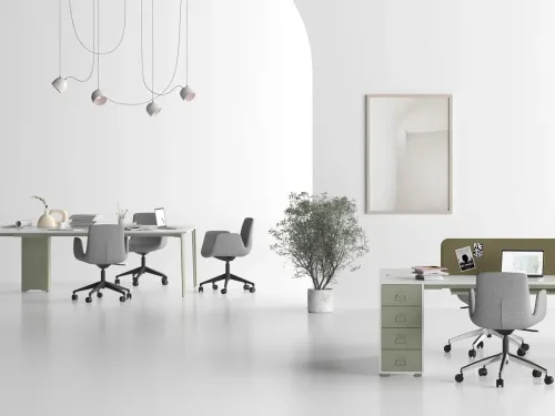 Beyaz masa yüzeyi, açık ofis yerleşimi ve OPERA ailesinin bütüncül diliyle toplantı alanı modern, hafif ve iş birliğine açık bir atmosfer kazanır.