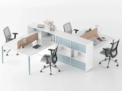 OPERA ofis sistemi, beyaz çalışma yüzeyleri ve mavi gri depolama modülleriyle personel masası, depolama ve açık ofis düzenini tek çizgide birleştirir.