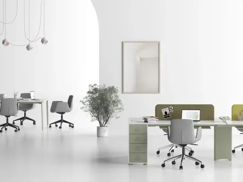 OPERA açık ofis workstation, beyaz masa yüzeyi ve yeşil panel destekli yapısıyla ekip çalışmasını daha düzenli ve odaklı hâle getirir.