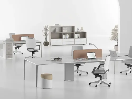 OPERA dörtlü workstation, beyaz yüzeyleri ve somon panel bölücüleriyle modern personel masası alanlarında sade, sıcak ve modüler bir kurgu oluşturur.