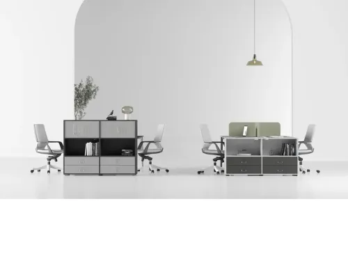 OPERA workstation, gri ve antrasit depolama modülleriyle modern ofislerde düzenli, modüler ve dengeli bir çalışma alanı sunar.