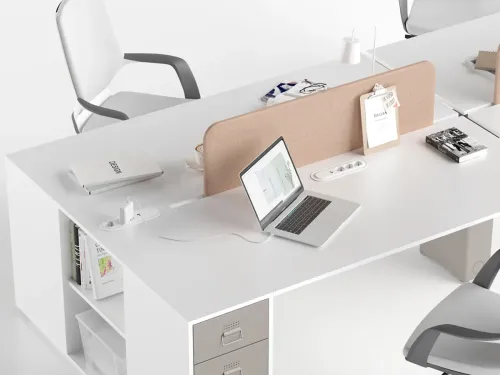 OPERA workstation, gri çalışma yüzeyi, somon panel bölücüleri ve entegre priz çözümüyle açık ofislerde daha düzenli bir çalışma akışı oluşturur.