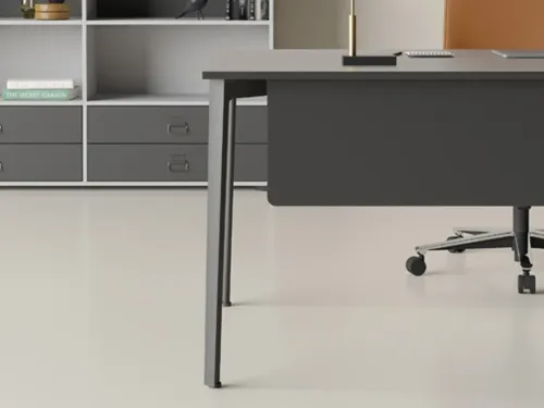OPERA yönetici masası, ince metal ayak detayı ve yalın ön panel yapısıyla modern çalışma alanlarına hafif, net ve dengeli bir karakter kazandırır.