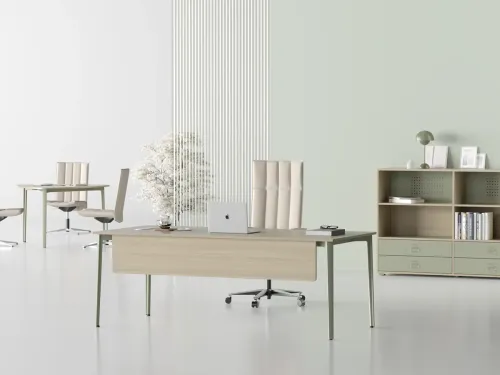 OPERA yönetici takımı, yeşil detaylı metal ayak yapısı, açık ahşap yüzey ve arka plandaki meeting table seçeneğiyle ekip ruhunu destekleyen çağdaş bir ofis atmosferi kurar.