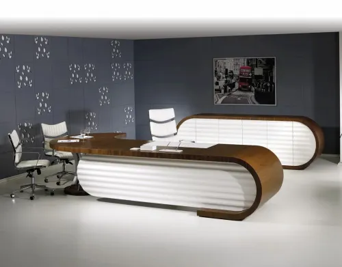 Orient VIP makam takımı aerodinamik hatlı makam masası modeli ile tam ofis kurulum. Dalga desenli yönetici masası tasarımları, oval form modern makam takımı, streamline modern estetik ve yönetici misafir koltukları bir arada.