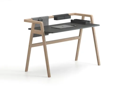 Antrasit tabla, açık ahşap ayak yapısı ve sade aksesuar düzeni, Pi Home’a daha modern ve güçlü bir home office görünümü kazandırır.