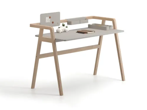 Antrasit tabla, açık ahşap ayak yapısı ve sade aksesuar düzeni, Pi Home’a daha modern ve güçlü bir home office görünümü kazandırır.