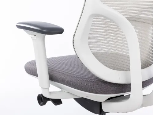PUNTO 3D kolçaklı fileli yönetici ofis koltuğu, yakın planda kolçak, koyu gri oturum kumaşı ve beyaz gövde geçişleriyle kişisel ayar konforunu görünür kılar.