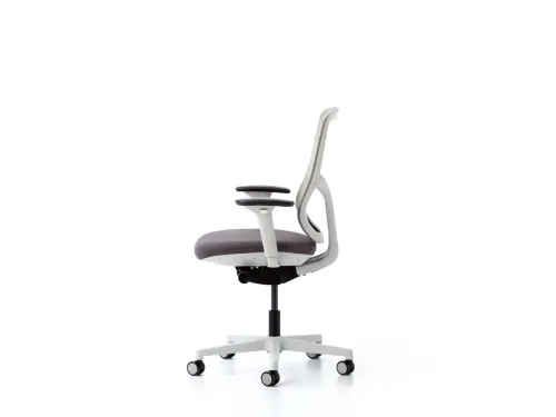 PUNTO beyaz gövdeli fileli ofis sandalyesi, gri file sırtı ve koyu gri oturum yüzeyiyle hafif görünümlü modern çalışma alanları için rafine bir ergonomi sunar.