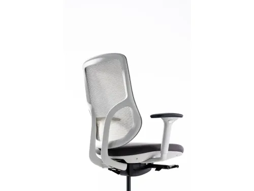 PUNTO ergonomik çalışma koltuğu, arka yan detayda gri file sırt, beyaz gövde geçişleri ve senkron mekanizma bölgesiyle teknik sadeliğini görünür kılar.