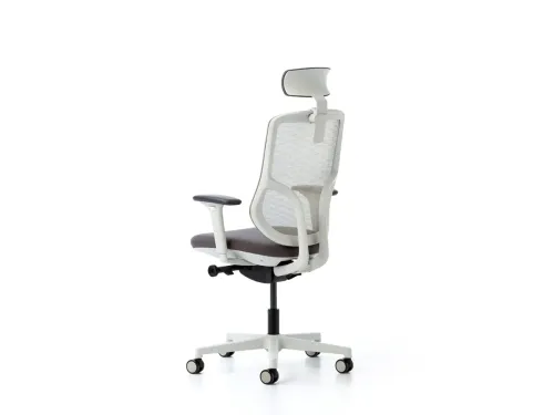 PUNTO fileli yönetici ofis koltuğu, arka çapraz görünümde beyaz taşıyıcı gövdesi, gri file sırtı ve başlıklı yapısıyla premium hafifliği öne çıkarır.