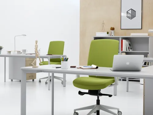 PUZZLE beyaz ofis çalışma masası, sade metal ayak yapısı ve açık yerleşimiyle modern personel masası kullanımına ferah bir görünüm kazandırır.