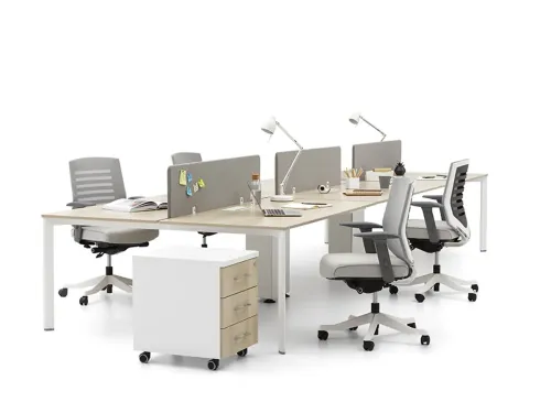 PUZZLE çoklu workstation, Akasya tonlu yüzeyleri ve gri panel bölücüleriyle ekiplerin aynı alanda daha düzenli çalışmasına yardımcı olur.