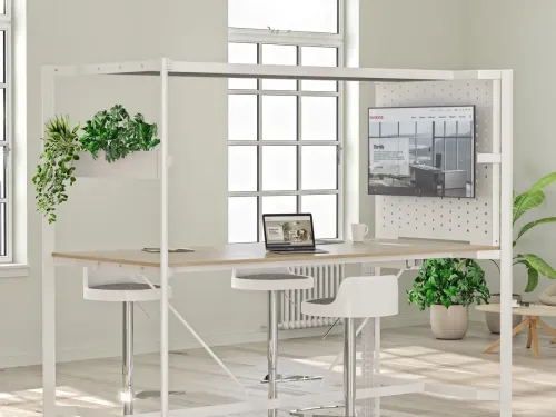 Monitör askılı panel, Akasya tabla ve beyaz metal çerçeve ile PUZZLE HIGH, ekran paylaşımı gereken hızlı toplantılar için işlevsel bir çözüm sunar.