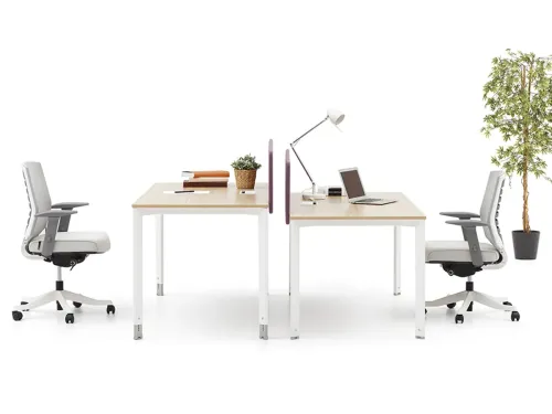 PUZZLE ikili workstation masa, Akasya yüzeyi, beyaz metal ayakları ve panel bölücülü yapısıyla karşılıklı çalışma masası düzenini sadeleştirir.