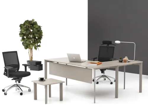 PUZZLE yönetici takımı, kum tonlu yüzey, ince metal ayak yapısı ve meeting table seçeneğiyle çağdaş çalışma alanları için uyumlu bir kurgu sunar.