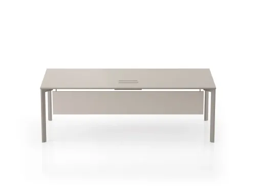 PUZZLE kum renk yönetici masası, yalın metal ayak yapısı ve sade ön panel çizgisiyle modern ofisler için net bir çalışma alanı oluşturur.